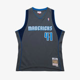 Mitchell & Ness NBA Swingman Jersey Dallas Mavericks Dirk Nowitzki 41 03-04 Grey