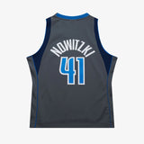 Mitchell & Ness NBA Swingman Jersey Dallas Mavericks Dirk Nowitzki 41 03-04 Grey