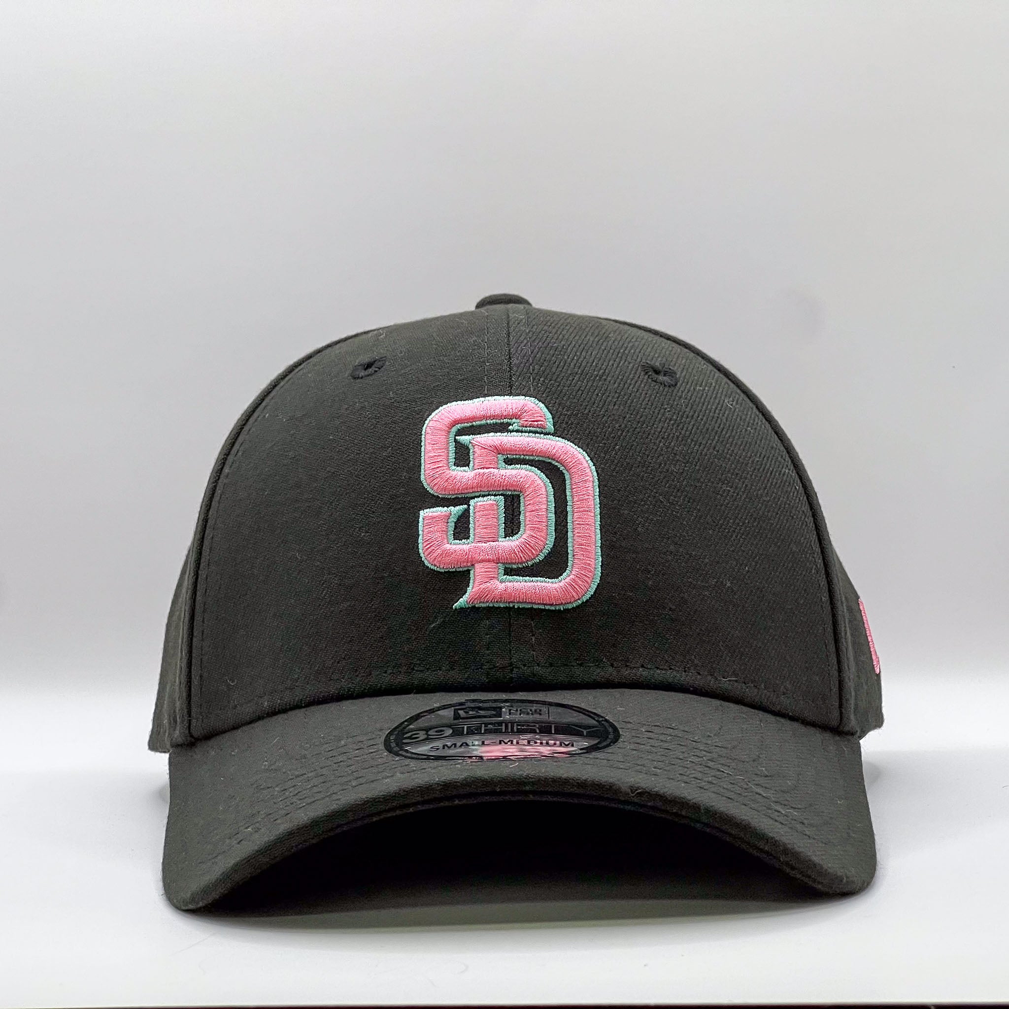 New Era 39Thirty MLB San Diego Padres Black Pink Mint