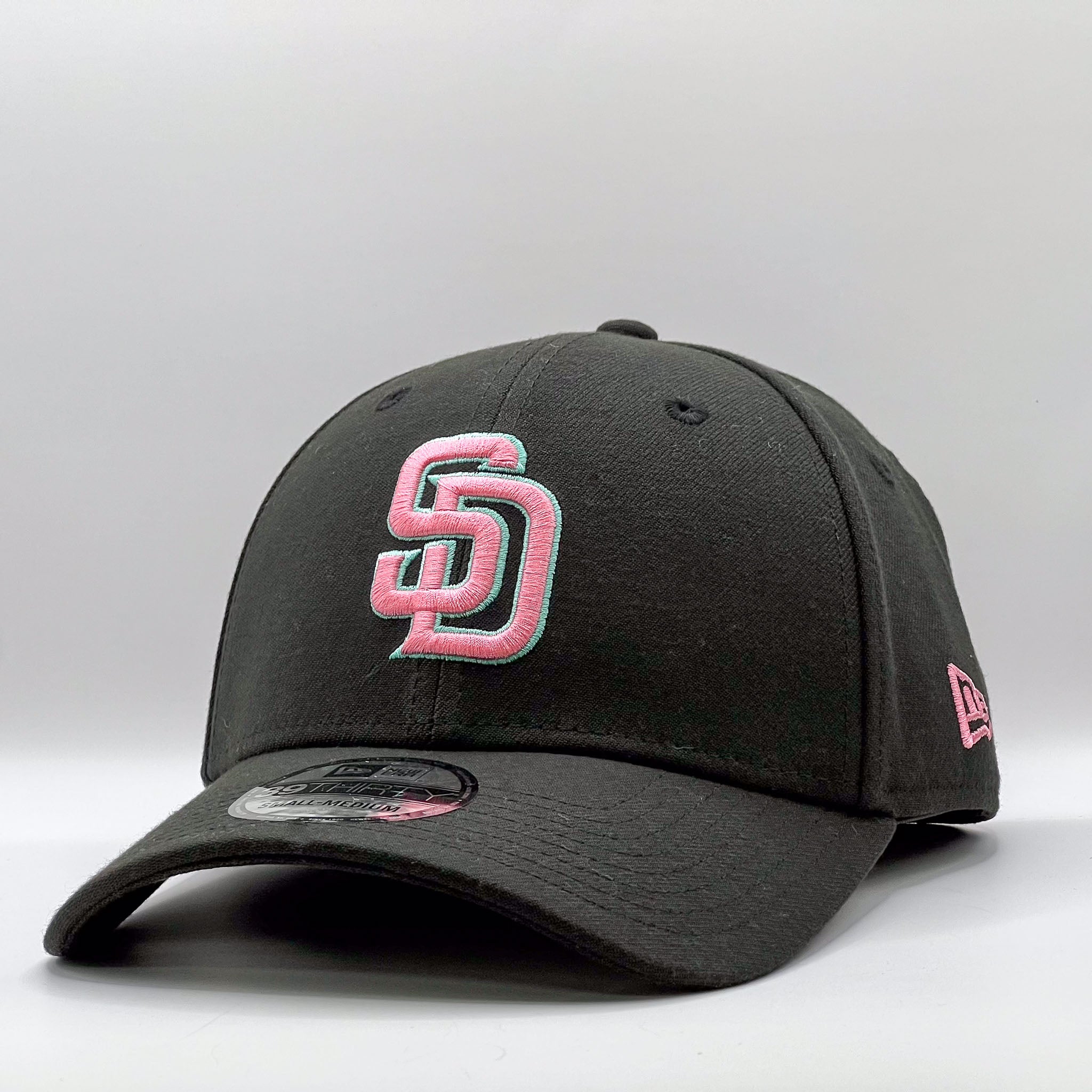 New Era 39Thirty MLB San Diego Padres Black Pink Mint