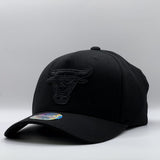 Mitchell & Ness NBA Flexfit 110 Black On Black Chicago Bulls