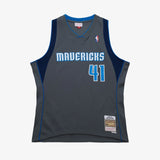 Mitchell & Ness NBA Swingman Jersey Dallas Mavericks Dirk Nowitzki 41 03-04 Grey