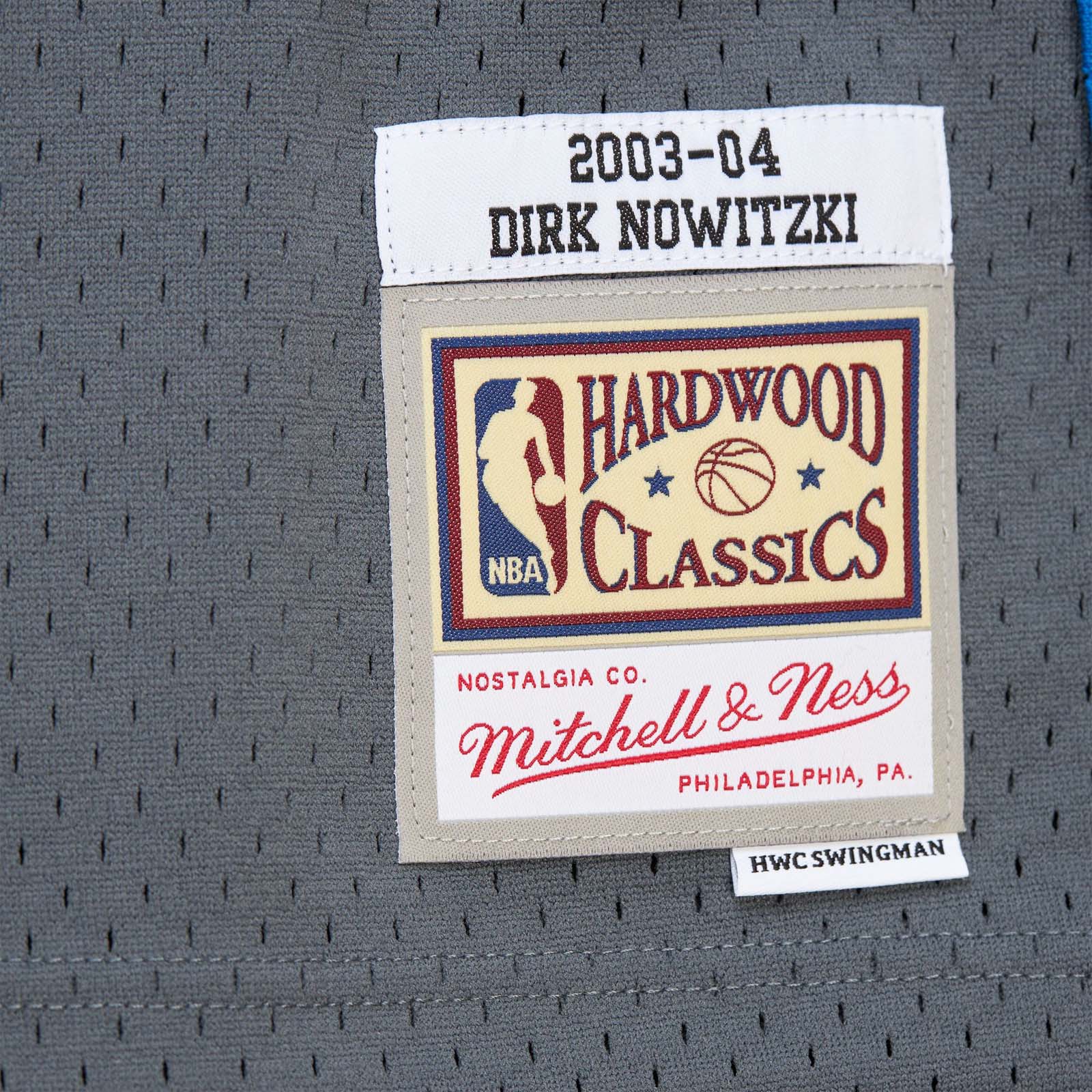 Mitchell & Ness NBA Swingman Jersey Dallas Mavericks Dirk Nowitzki 41 03-04 Grey