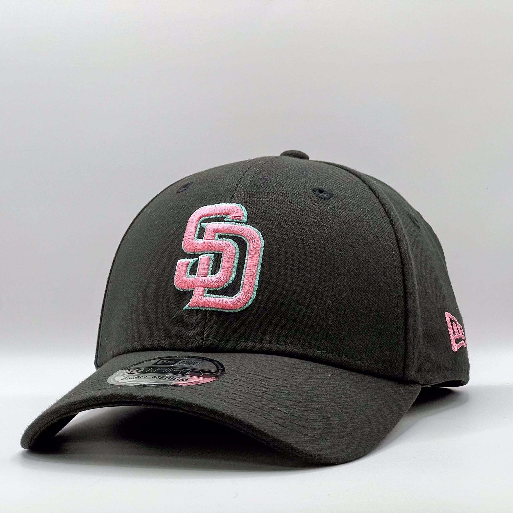 New Era 39Thirty MLB San Diego Padres Black Pink Mint