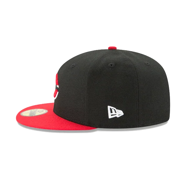Black and red fitted sports cap with flat brim and embroidered logo on the side